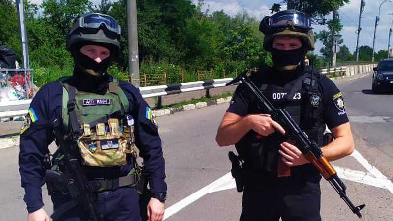 У Луцьку – навчання поліцейських: ловлять «озброєних злочинців»