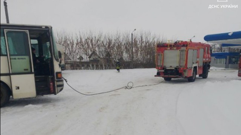 На Волині рятувальники звільнили із заметів два автобуси, вантажівку та  легковик