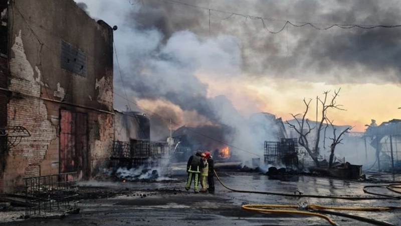 На Харківщині окупанти обстріляли фабрику, є загиблий