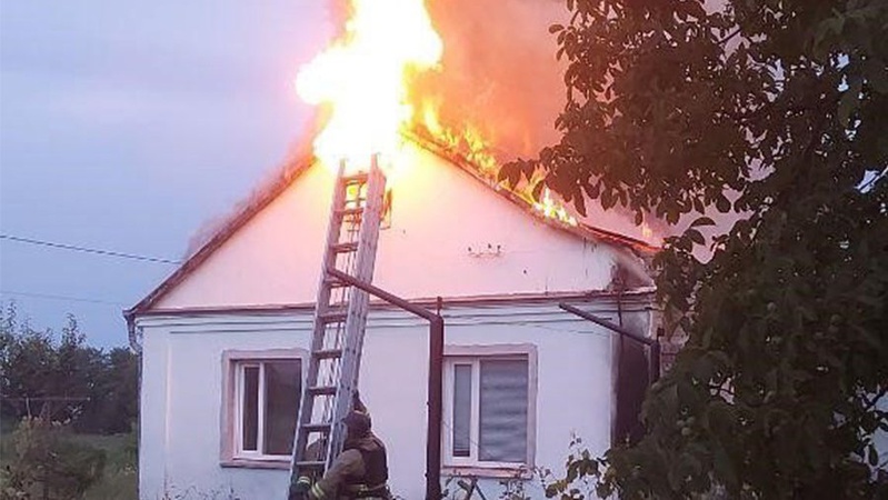 На Волині через ворожу атаку горів будинок та господарська будівля