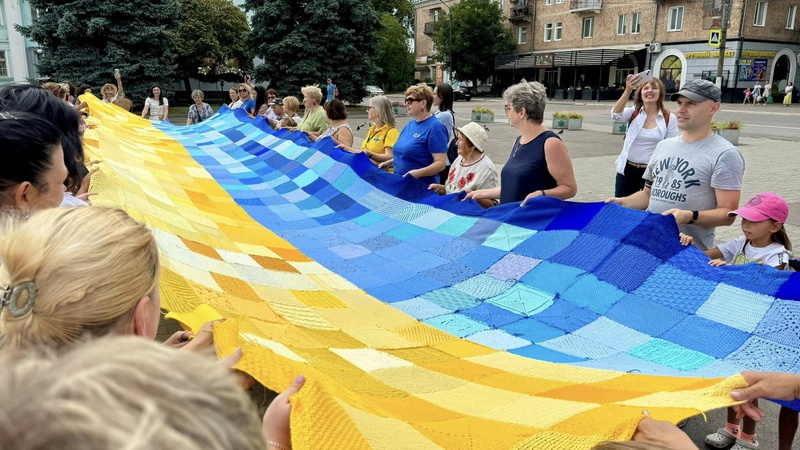 На Волині розгорнули найбільший в’язаний прапор України. ФОТО