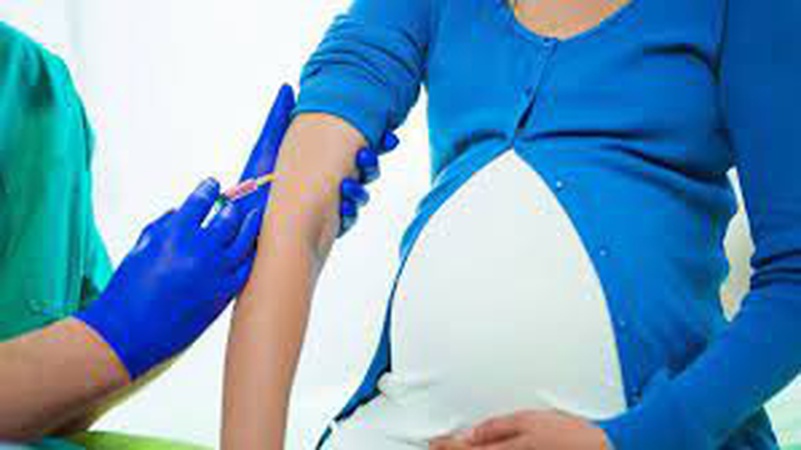 У МОЗ рекомендують вагітним вакцинуватися проти COVID-19