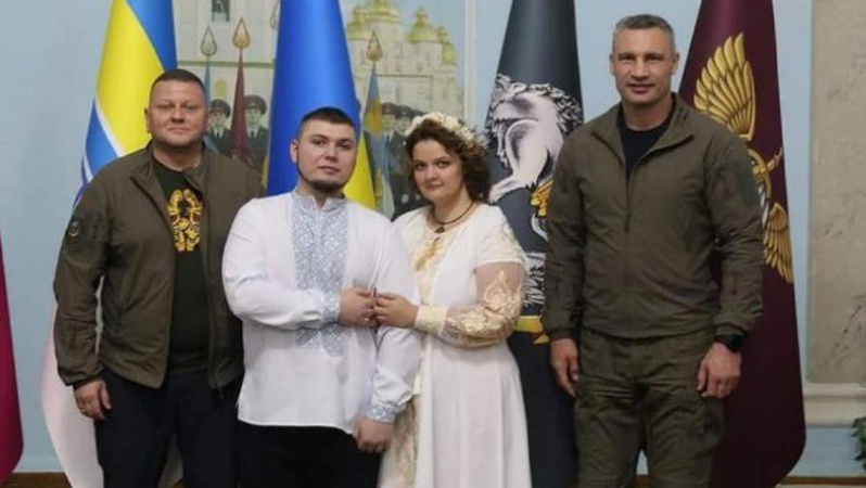 Віталій Кличко став свідком на весіллі офіцера, а шлюб реєстрував Валерій Залужний