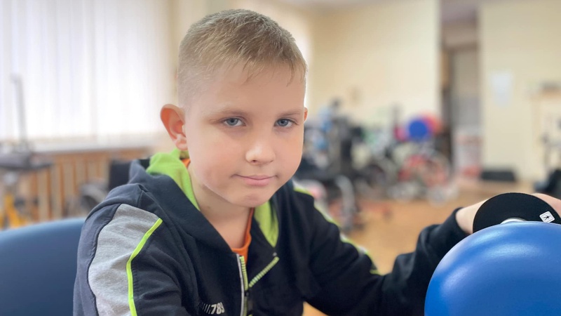 Пережив кому і 8 операцій: історія хлопчика з Харкова, який потрапив під касетний обстріл