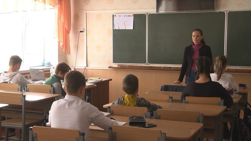 Вчителька-переселенка з Маріуполя навчає лучан української мови