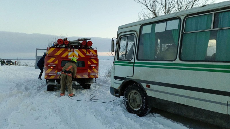 Волинські рятувальники відбуксирували рейсовий автобус із замету. ФОТО