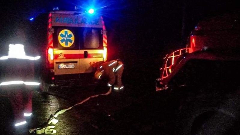 Застрягла «швидка»: рятувальники відбуксирували автомобіль на дорогу. ФОТО