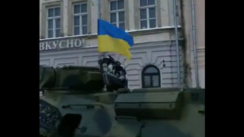 У російській Твері помітили військову техніку із українськими прапорами