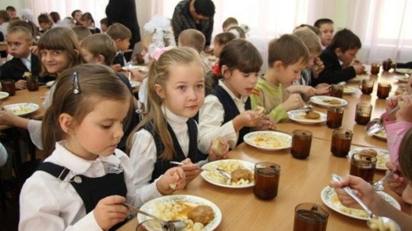 М’ясо у відрі та гнилі овочі: чим годують дітей в закладах освіти