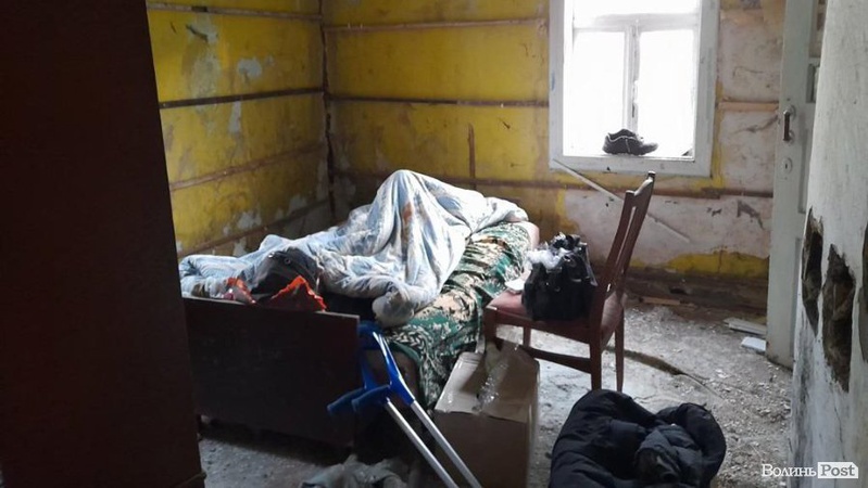 На Волині соцпрацівники покинули 58-річного хворого в закинутій хаті без дверей