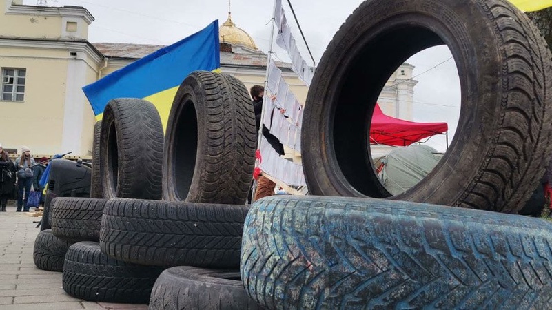 Шини, чай та вогнище: у Луцьку ділилися спогадами про Майдан