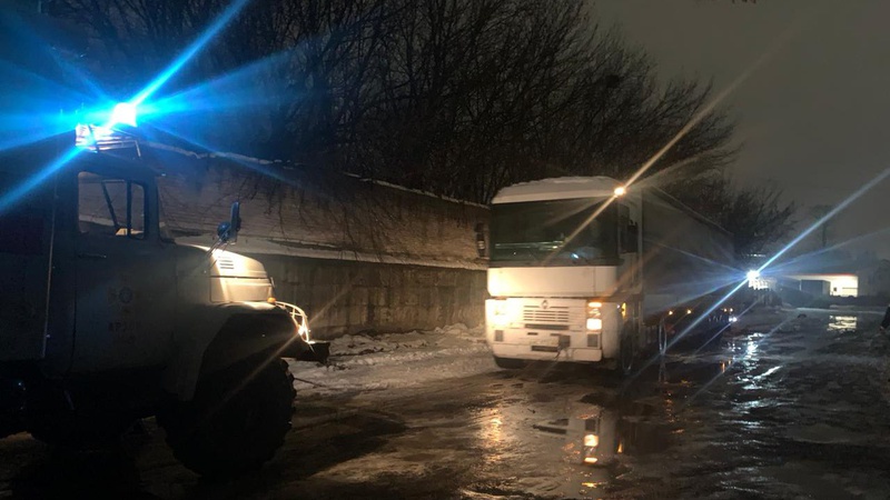 Застрягла фура і перекрила дорогу: волинські рятувальники відбуксирували вантажний автомобіль