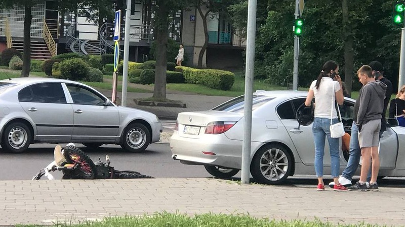 ДТП у Луцьку: на «зебрі» зіткнулися БМВ та скутер