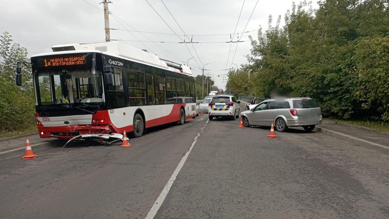 У Луцьку водійка легковика влетіла у тролейбус: є постраждалі. ФОТО