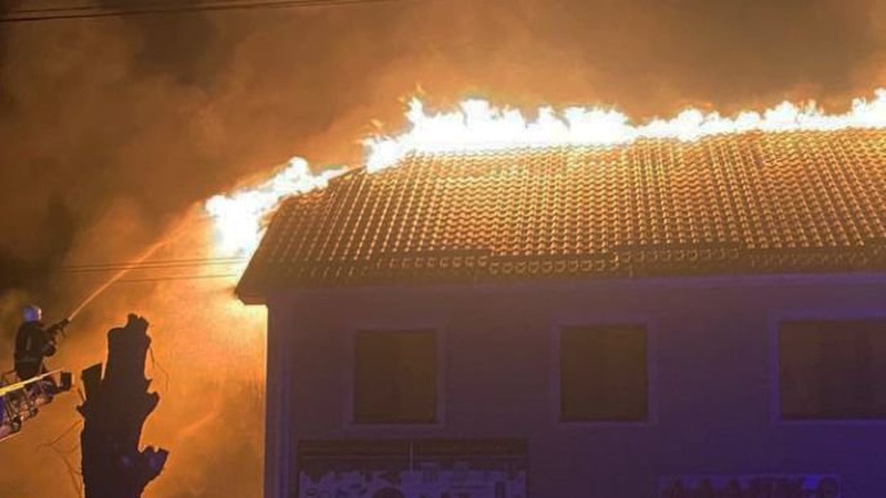 В Миколаєві від обстрілу загорівся дім, важкі бої на сході України: ситуація у регіонах