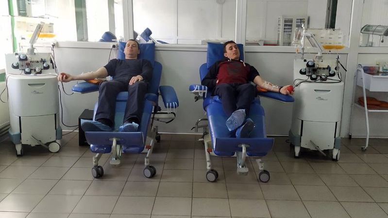 У Луцьку щодня понад пів сотні донорів здають кров для військових