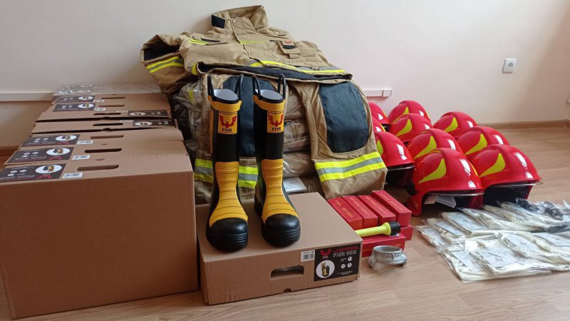 Любешівські рятувальники отримали пожежне обладнання та спорядження