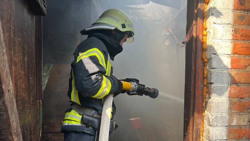 На Волині рятувальники приборкали пожежу та запобігли перекиданню полум’я на будинок