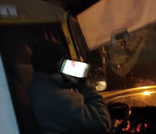 На Волині водій маршрутки перевозив пасажирів зі зламаною рукою та смартфоном у руках