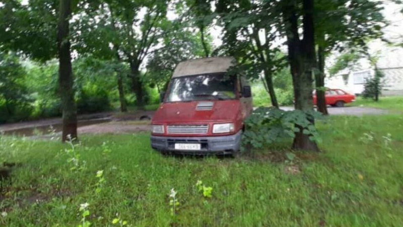 У Луцьку водій мікроавтобуса припаркувався на газоні.ФОТО