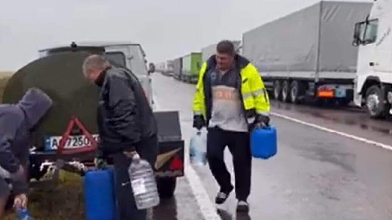 Кілометрові затори на Волинському кордоні: водіям підвозять воду (ВІДЕО)
