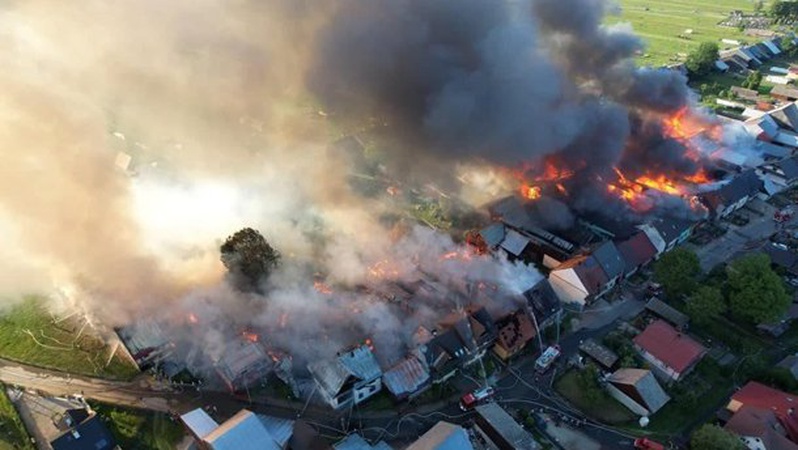У Польщі – масштабна пожежа: згоріли майже півсотні будинків. ВІДЕО