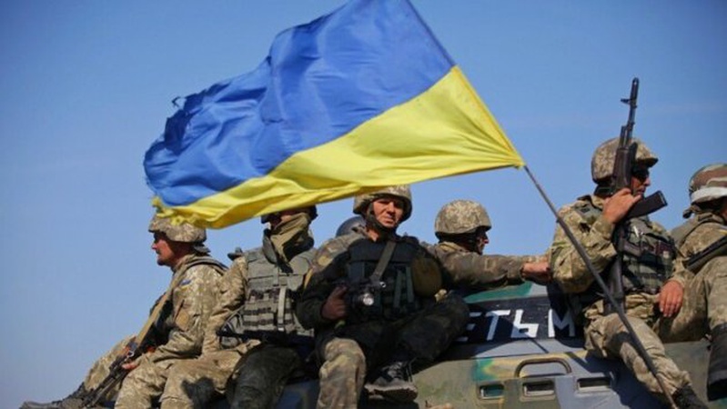 Українські захисники стоять міцно й не здають жодного сантиметра нашої землі, – Зеленський