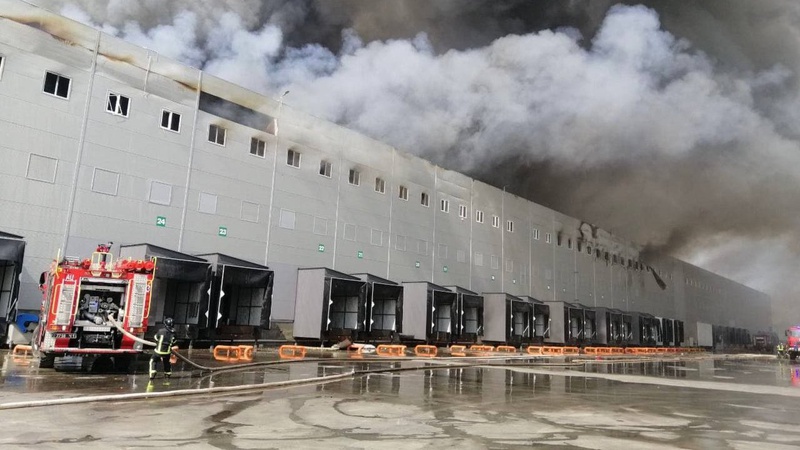 Під Одесою масштабна пожежа: горять склади