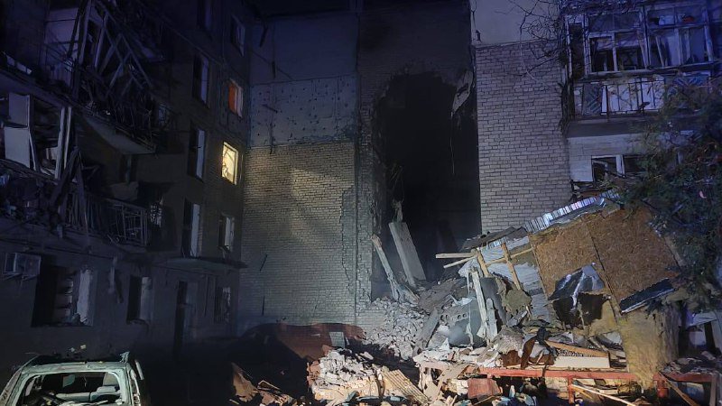 Рашисти вдарили ракетами по Миколаєву: обвалився під’їзд п’ятиповерхівки, є загиблі й поранені