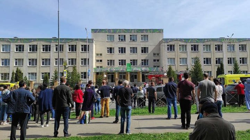 У російській школі влаштували криваву стрілянину: діти рятуються, вистрибуючи з вікон