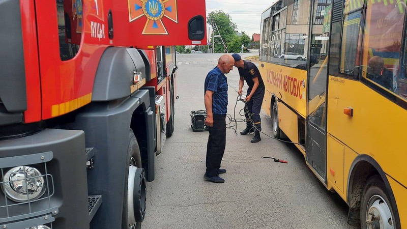 Відмовили гальма: рятувальники допомогли водієві відремонтувати автобус, який перевозив дітей
