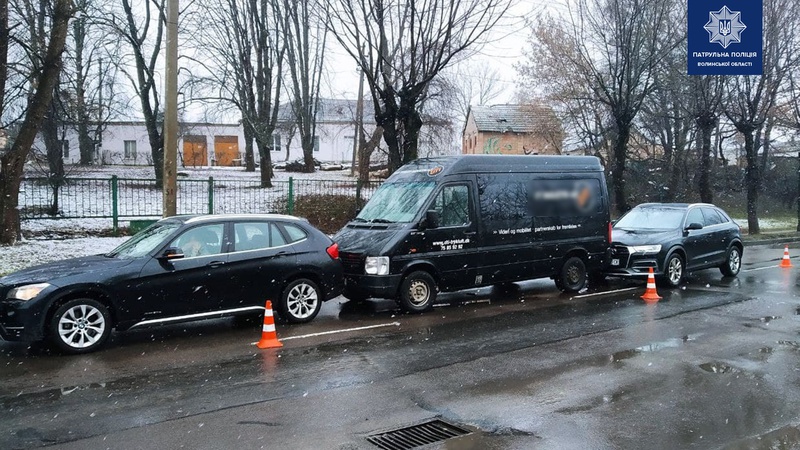 У Луцьку на Чернишевського зіткнулися три автомобілі