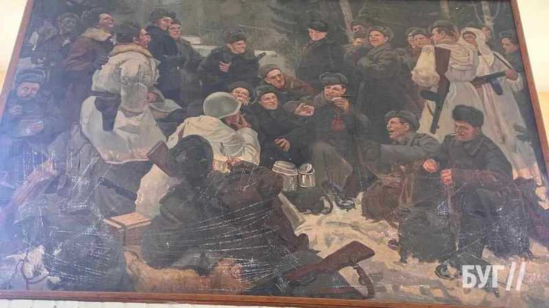 На автостанції у волинському місті демонтували картину з радянськими солдатами