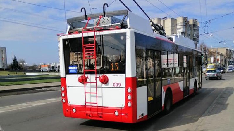 У Луцьку водій не впустив у тролейбус батьків дитини, яка зайшла у транспорт