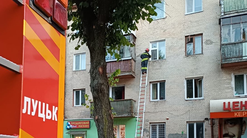 У Луцьку рятувальники визволяли із зачиненої квартири хворого чоловіка