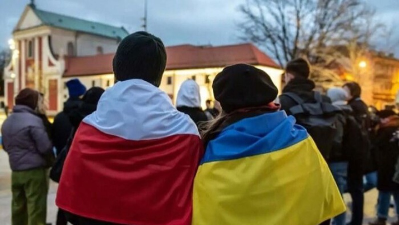 Польща не продовжить допомогу українським біженцям наступного року: що відомо