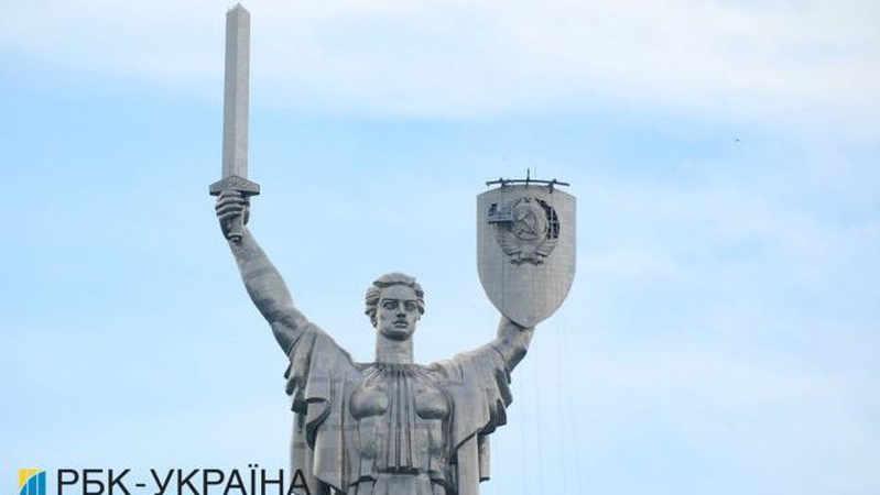 В Києві почали демонтаж герба на монументі «Батьківщина-Мати»