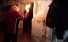 Безхатьки захопили підвал багатоповерхівки у Луцьку