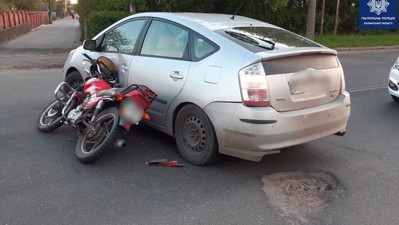 У Луцьку збили мотоцикліста: чоловіка забрали в лікарню