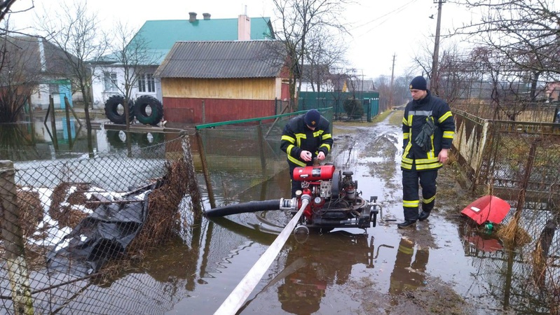 На Ковельщині рятувальники відкачували воду з присадибних ділянок