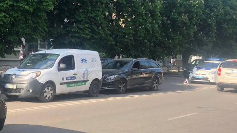 ДТП у Луцьку: водій «мерседеса» врізався в авто «Волиньобленерго»