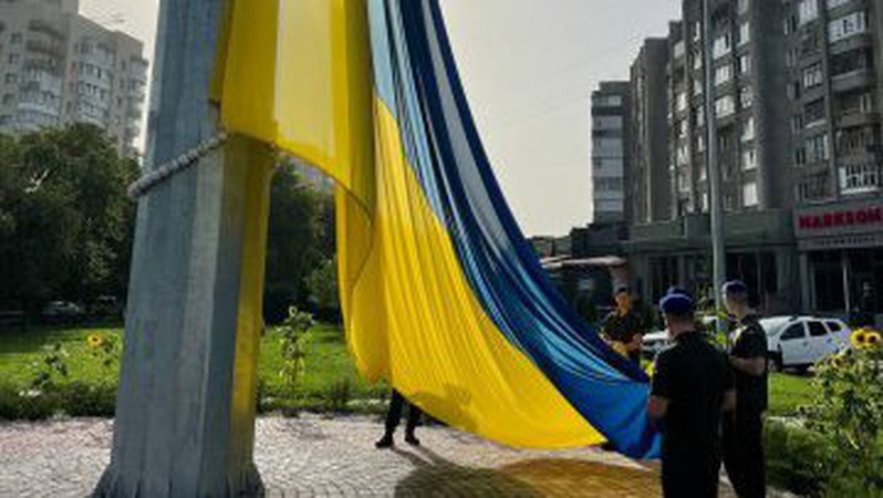 У Луцьку підняли найвищий в області український прапор. ФОТО