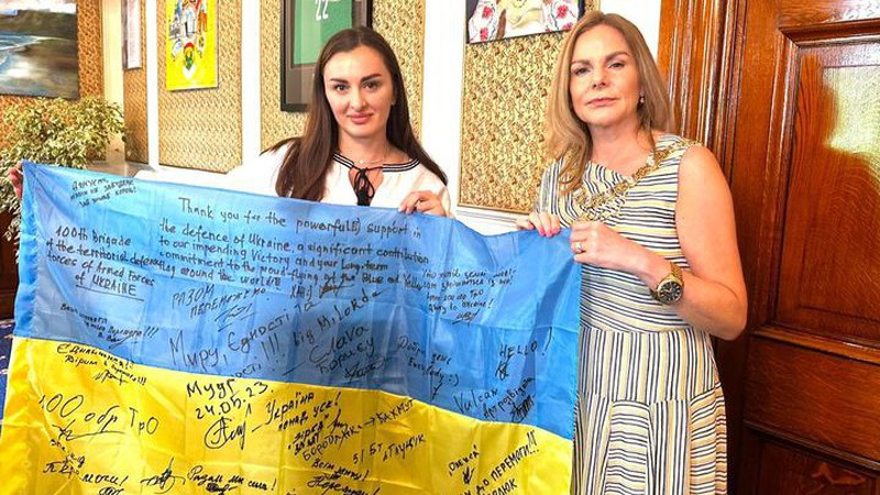 Прапор України з побажаннями від волинських тероборонівців замайорів у Північній Ірландії.ФОТО