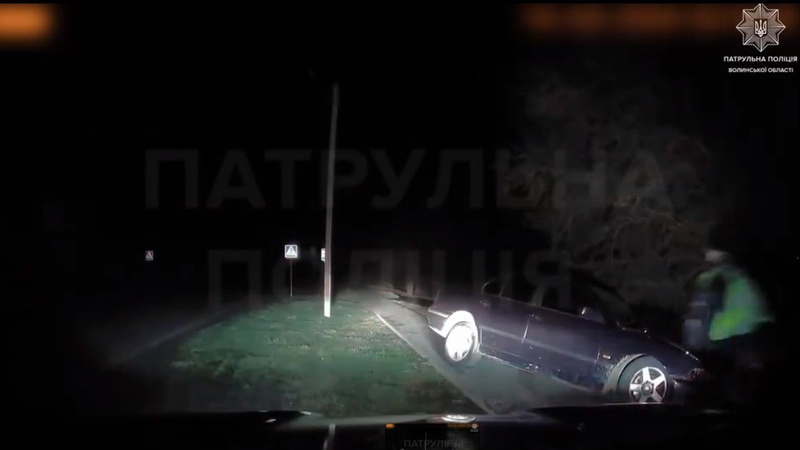 Неповнолітній водій у Луцьку влаштував перегони з поліцією та врізався в дерево