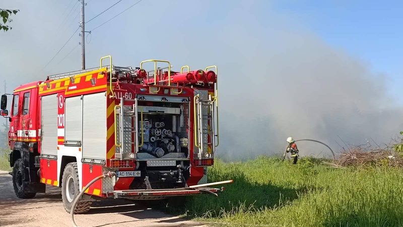 На Волині горіли сміття та суха трава