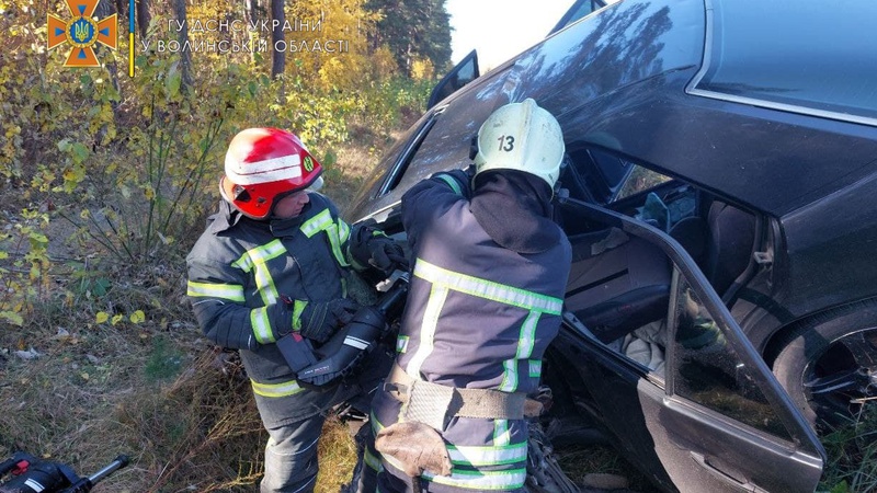 На Волині під час аварії затиснуло конструкціями водія та пасажира