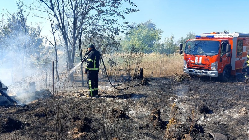 На Волині внаслідок пожежі згоріли 2 господарчі будівлі: є потерпіла. ФОТО