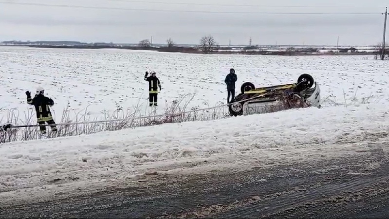На Ковельщині рятувальники витягнули авто, яке потрапило в аварію. ВІДЕО