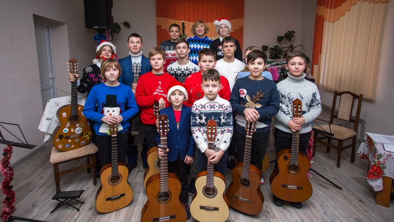 Музика підтримує армію: у Рожищі відбувся благодійний концерт юних гітаристів