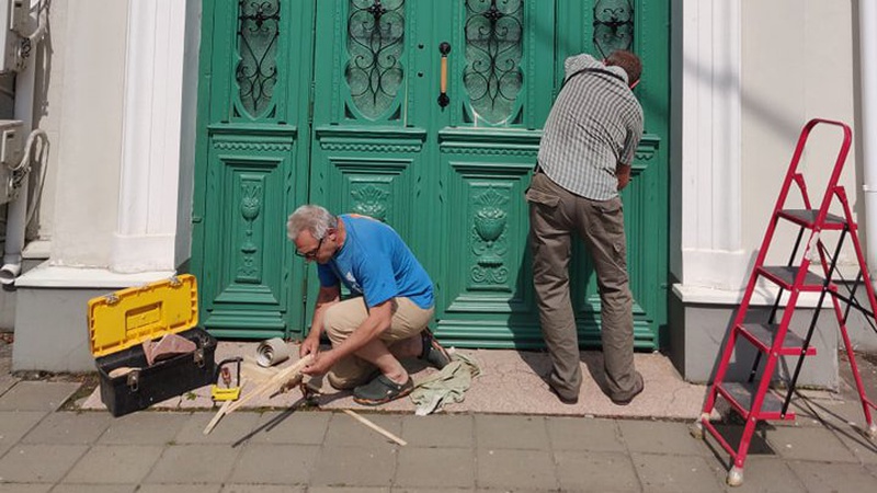 У Луцьку фарбували нещодавно відреставровані старовинні двері